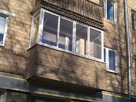Балкон с крышей и цокольным сайдингом - перед раздвижной, бока глухие